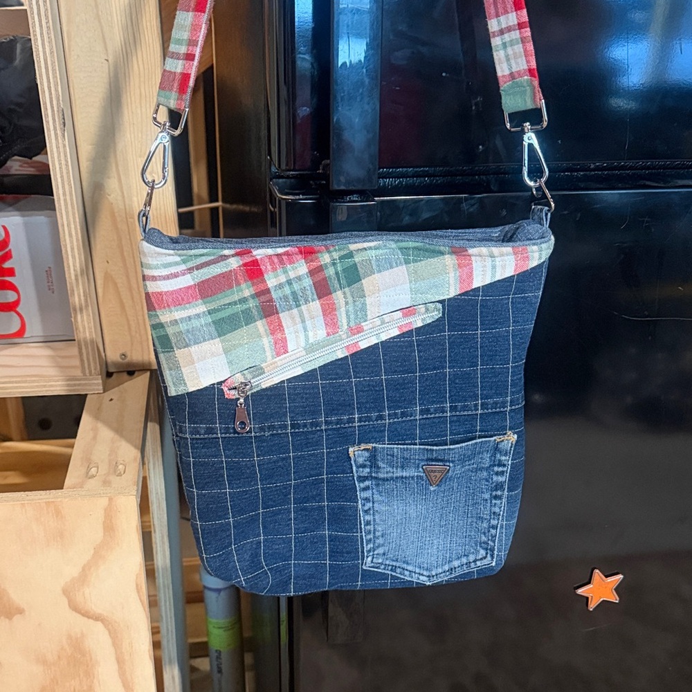 Handmade shoulder bag from recycled GUESS jeans. Quilted.